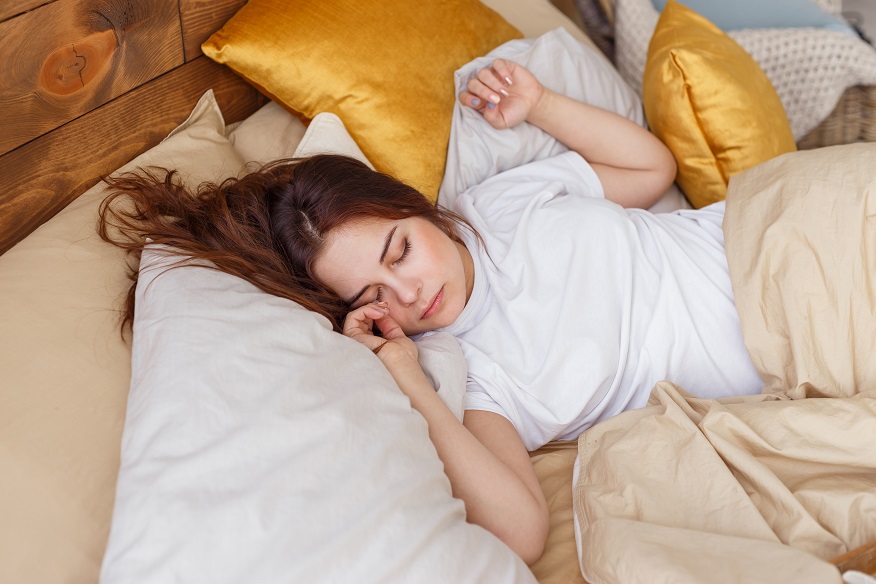 Schnell einschlafen Tipps - junge Frau schläft wie ein Baby